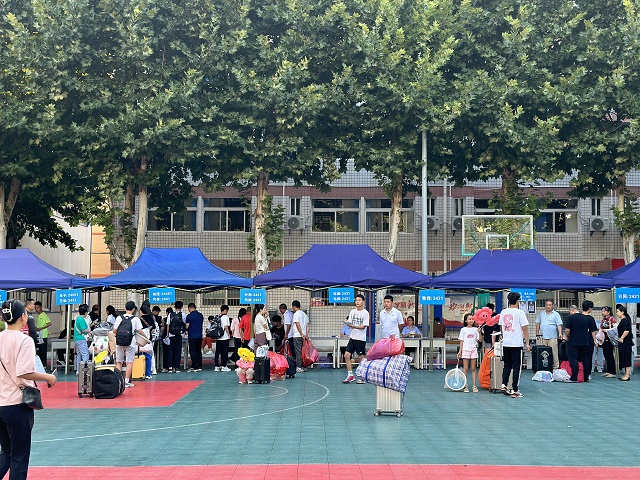 1724228653382466.jpg 图为我校2024级新生报到现场.jpg