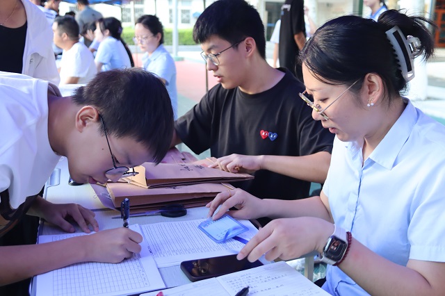 1724228711798928.jpg 新生在班主任处报到登记.JPG