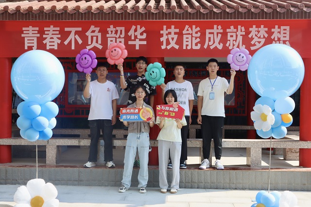 1724229950416117.jpg 新生在打卡点合影.jpg