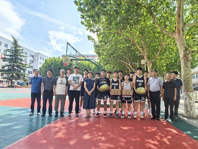 校领导看望积极备战第四届中国中等职业学校篮球锦标赛的师生.jpg