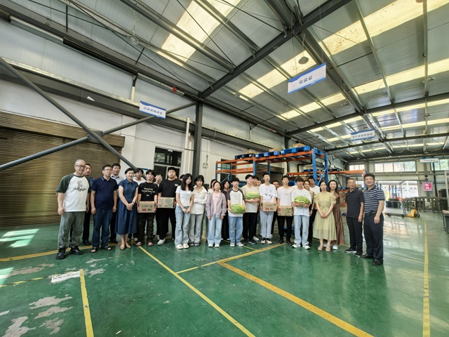 校领导慰问正在训练的世界技能大赛参赛师生.jpg