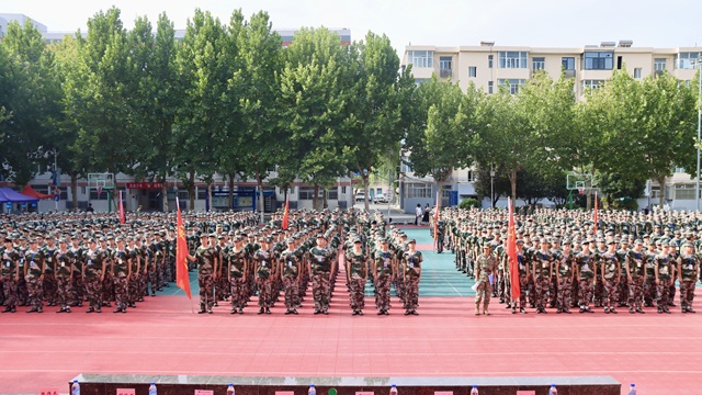 我校举行2025级新生军训开训仪式.jpg