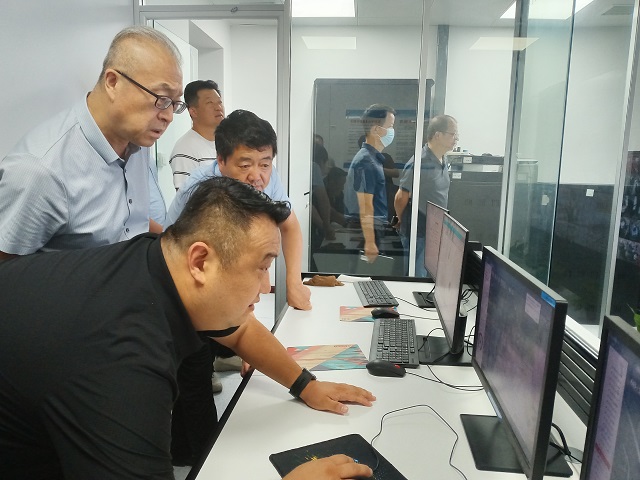 党委副书记、副校长张中华带领检查组对学校进行开学前安全检查 - 副本.jpg