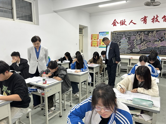 我校校领导巡视考场 - 副本.jpg