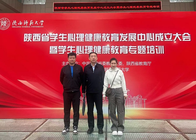 我校校长助理胡振彪、学工部部长张伟东与心理老师霍颖合影 - 副本.jpg