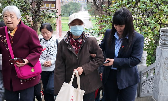 年轻党员与入党积极分子照顾服务离退休教职工.png