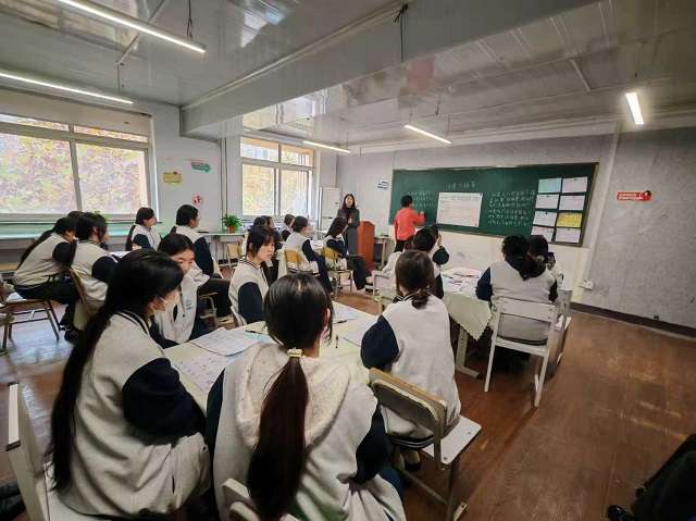 我校李晓霞老师与西安航天技工学校韩庆珍老师联袂执教 - 副本.jpg