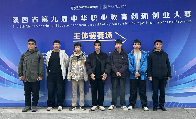 我校“匠心筑肢：假肢的定制设计与数控精雕” 项目主体赛三等奖指导老师与选手合影 - 副本.png