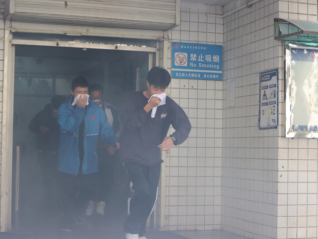 我校开展火灾应急疏散逃生演练 - 副本.jpg