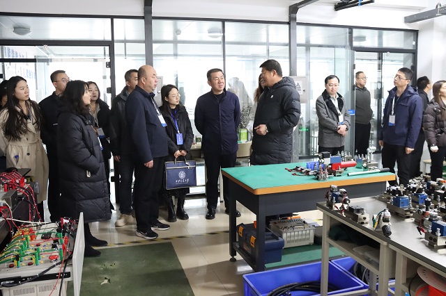 新疆职教同仁参观我校实训场所 - 副本.jpg