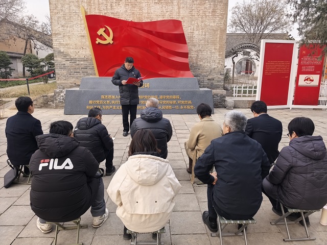 1765332694493174.jpg 顾学福在安吴青训班旧址讲党课 - 副本.jpg