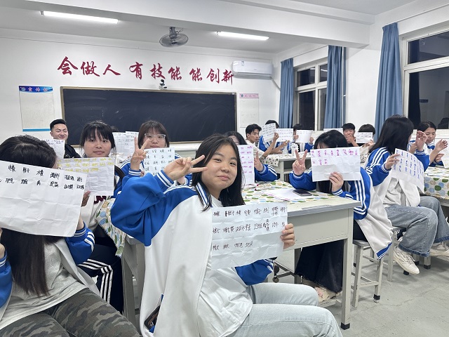 1766630684715723.jpg 我校多种活动助力学子建立清晰自我认知 - 副本.jpg