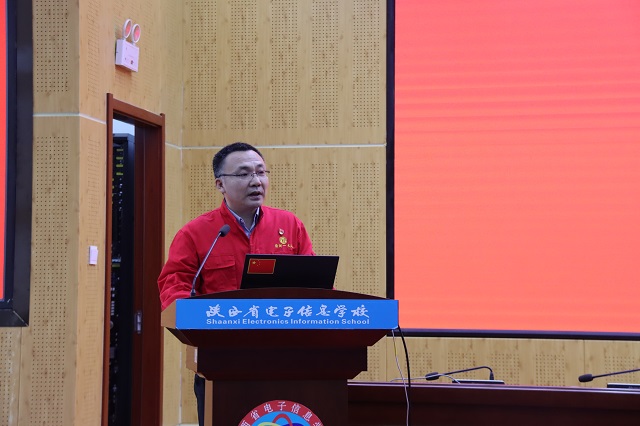 任秀波作题目为《爱国报国 勇攀高峰》报告.jpg