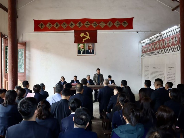 学校党委理论学习中心组召开2026年第一次集体（扩大）学习会 (2).jpg