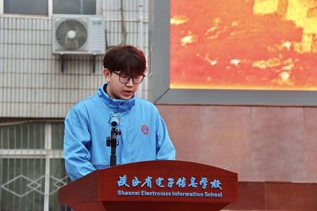 学生代表王子攀作国旗下发言 .jpg