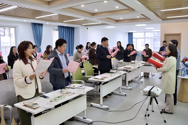 1773390921983708.jpg 魏萍校长与宣教科科长马锐带领全体老师诵读《书香致芳华,匠心育桃李》 - 副本.jpg