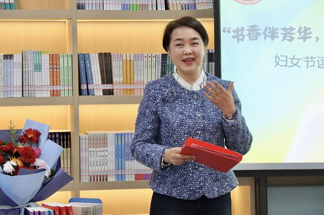 1773391001822376.jpg 魏萍校长细致讲解朗诵技巧 - 副本.jpg