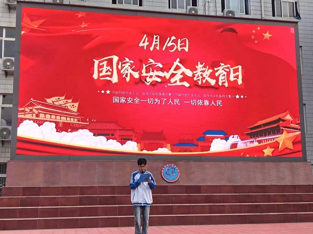 1776237710499526.jpg 学生代表在国旗下发表国家安全教育日主题宣讲 - 副本.jpg