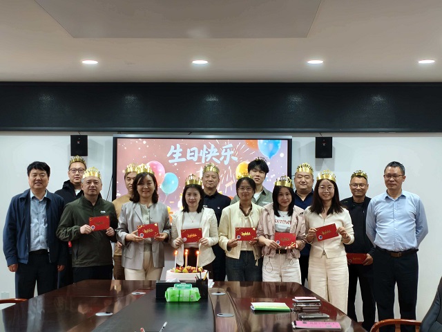 1776760735481562.jpg 工会会员集体生日合影 - 副本.jpg