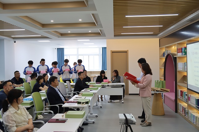 1777532369442479.jpg 师生携手演绎朗诵《以书为灯,照亮师生共成长的路》.jpg