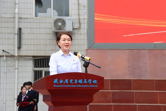 1778296309786446.jpg 校长魏萍宣读表彰决定.JPG