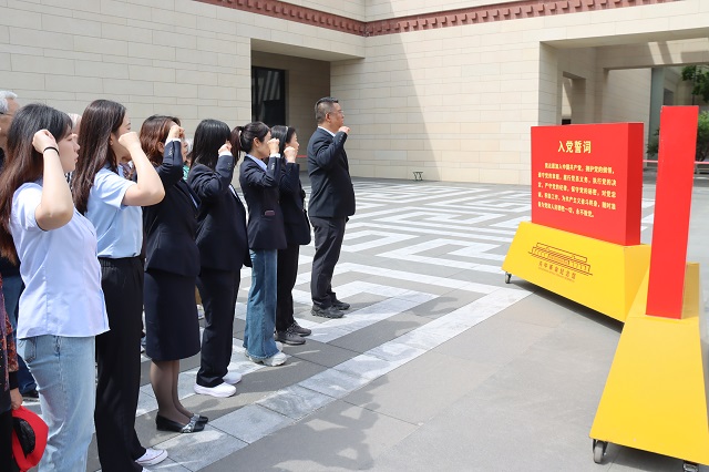 1778297312854866.jpg 全体党员重温入党誓词.jpg