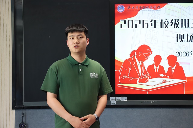 参赛选手进行提问答辩.jpg