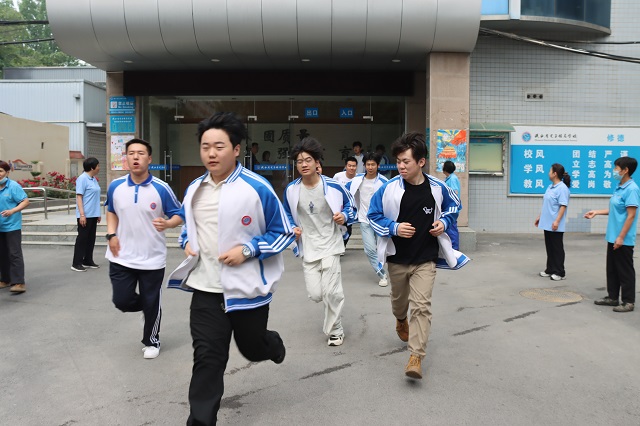 1778570805585856.jpg 我校学生安全撤离.jpg