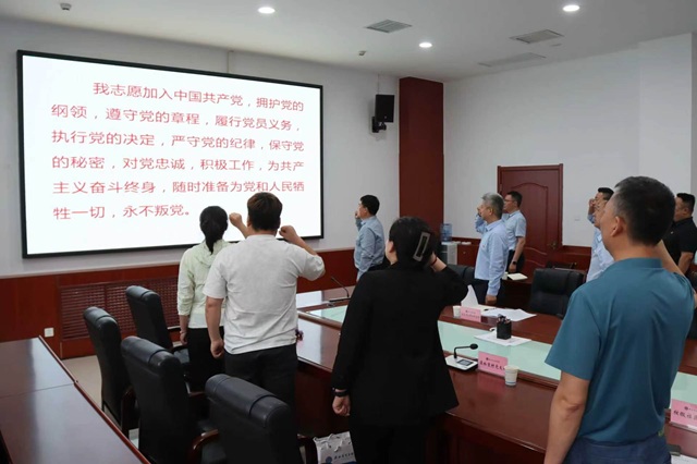 全体党员重温入党誓词.jpg