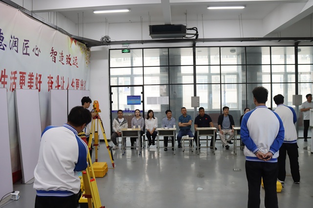 参会党员实地观摩我校学生技能展示.jpg