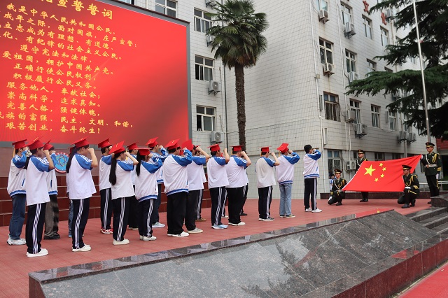 全体学子面向国旗庄严宣誓 (2).jpg