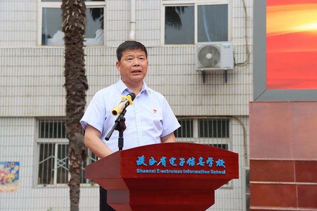党委书记顾学福宣布礼成.jpg