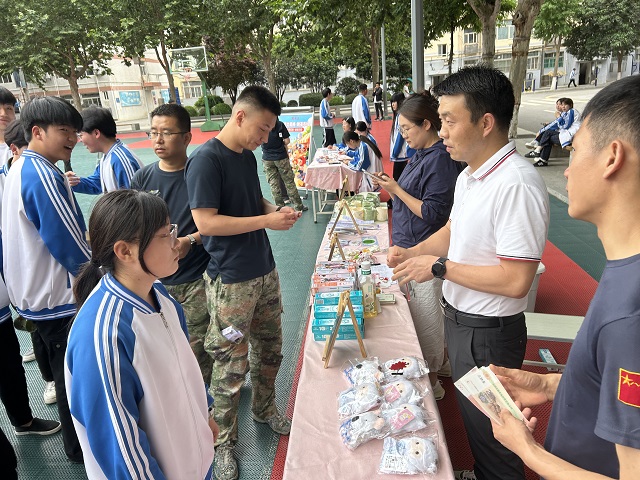 双向成长，绽放青春别样风采.jpg