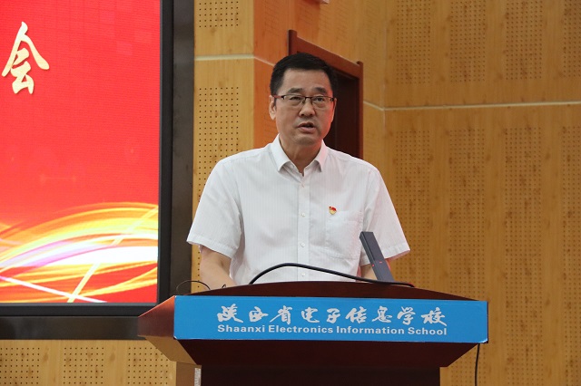 党委副书记、纪委书记乔岩峰宣读表彰决定.jpg