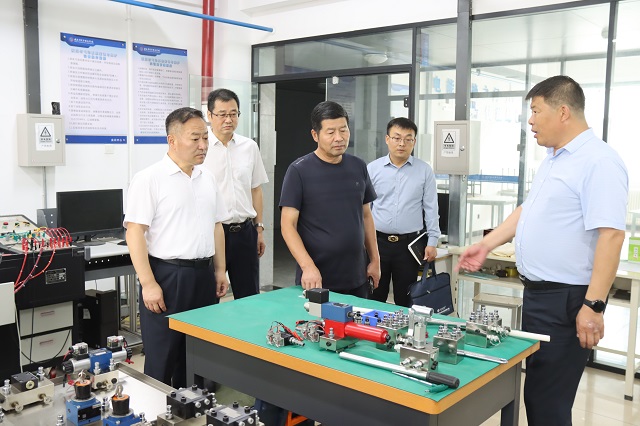 调研组一行参观我校实训场地 - 副本.jpg