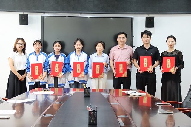 1782459638119353.jpg 马锐为获奖师生颁发奖状.jpg