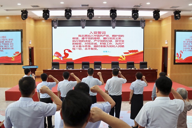 全体党员重温入党誓词.jpg