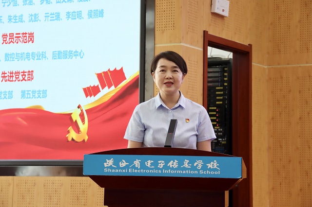 党委副书记、校长魏萍宣读表彰决定.jpg