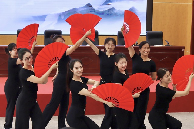 图为红色文艺汇演.jpg