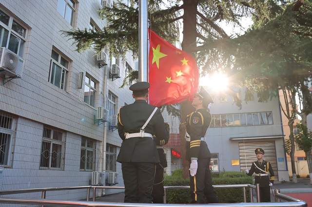 我校举行2026—2027学年第一学期第一周升国旗仪式 (2).jpg