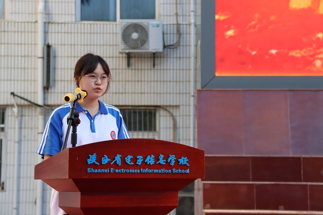 轨道24751班李雨萌代表老生发言.jpg