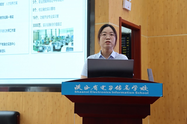 我校老师进行公开课展示 - 副本.jpg