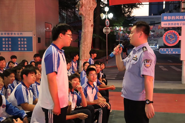 王煜涵警官与我校学生互动问答 - 副本.jpg