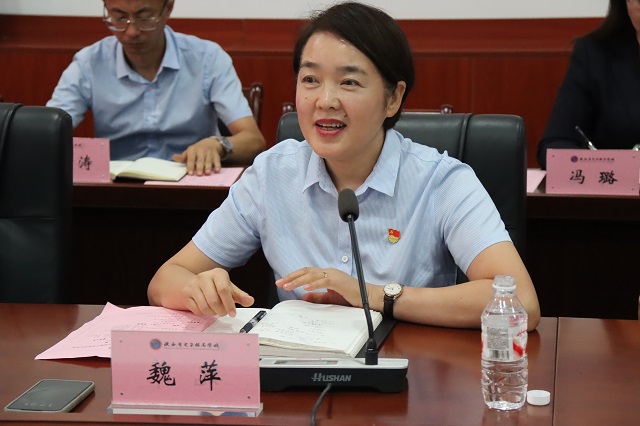 校长魏萍介绍学校办学情况.jpg