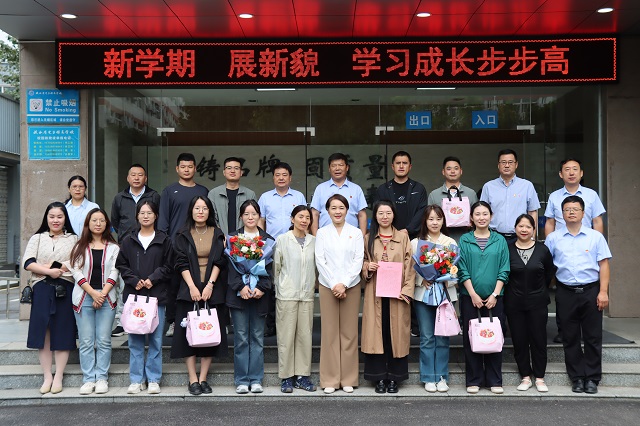校领导班子为教职工送上节日祝福.jpg