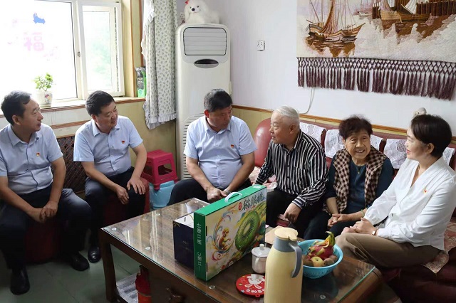 校领导班子走访慰问离退休教职工.jpg