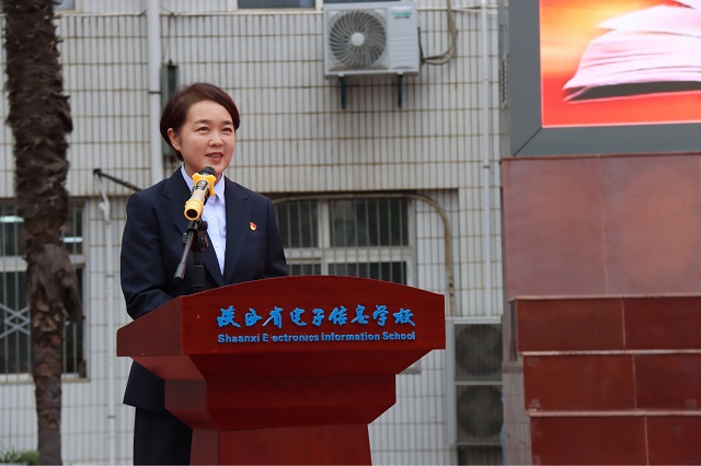 校长魏萍向全体教职工送上节日祝福.jpg