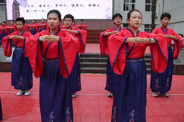 新生代表行拜师礼.jpg